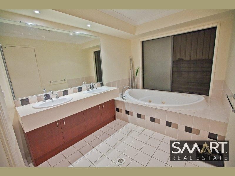 58 Dellwood Circuit, Molendinar QLD 4214