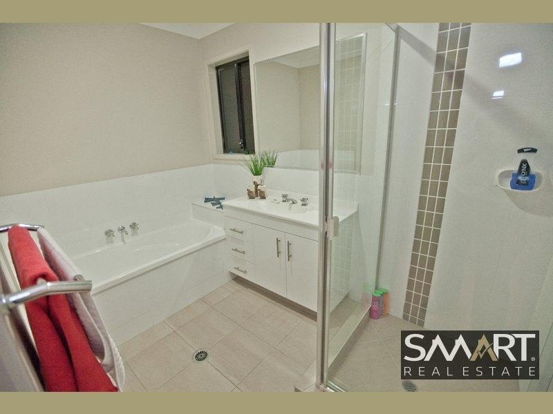 52 Wunburra Circle, Pacific Pines QLD 4211