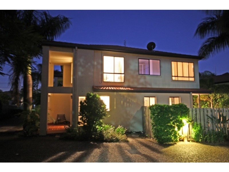 2/120 Pohlman Street, Southport QLD 4215