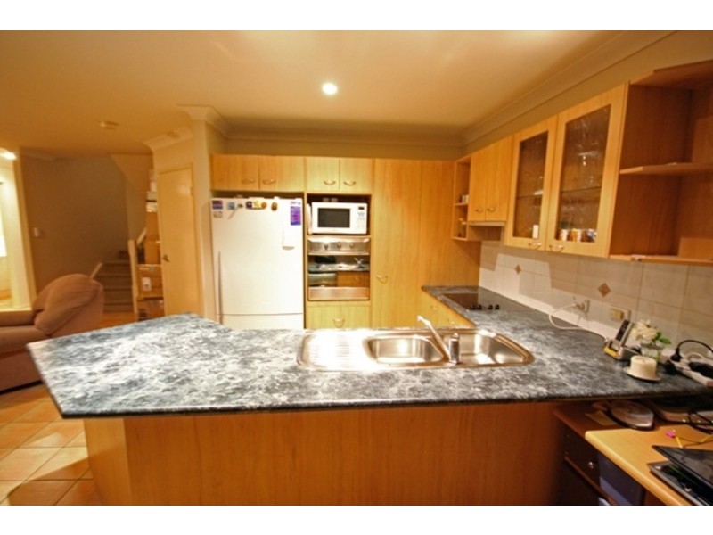 2/120 Pohlman Street, Southport QLD 4215