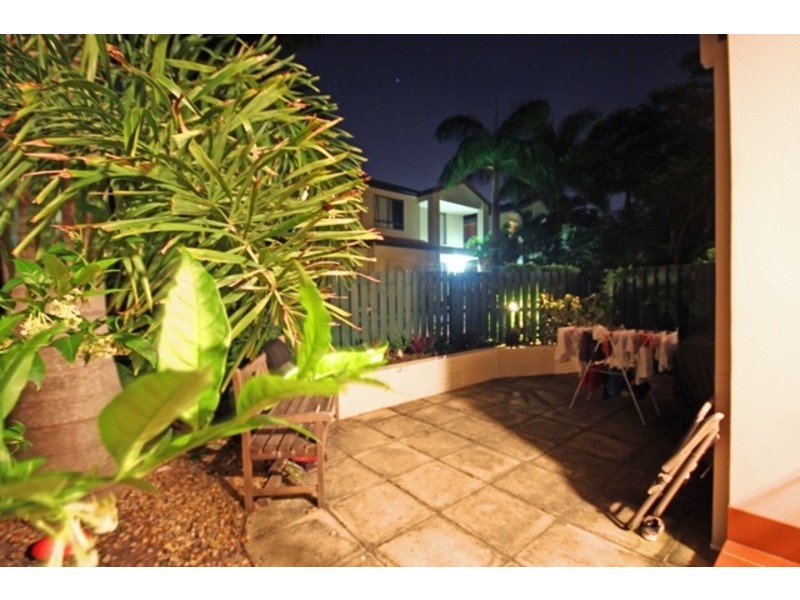 2/120 Pohlman Street, Southport QLD 4215