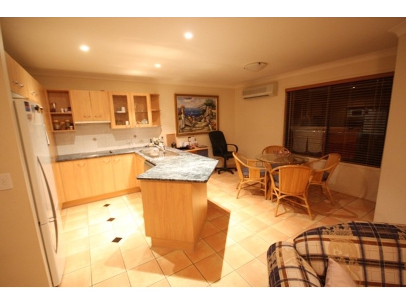 2/120 Pohlman Street, Southport QLD 4215