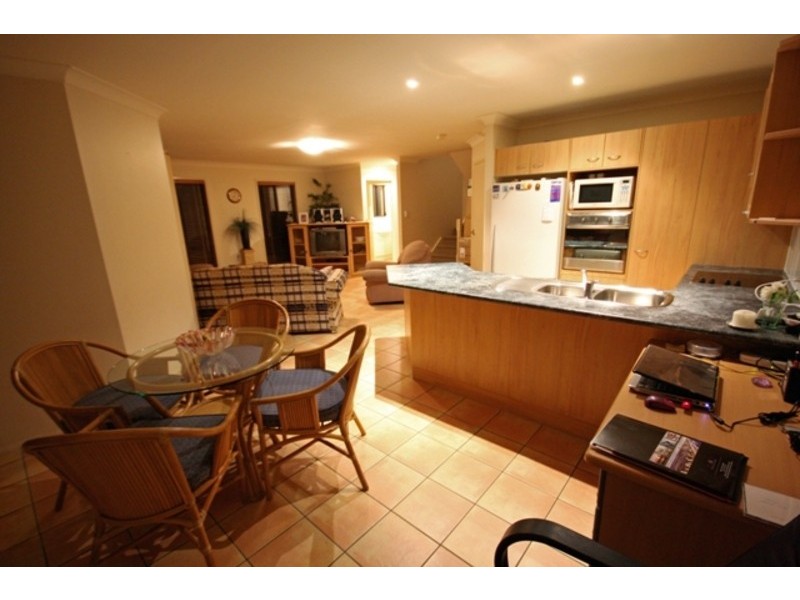 2/120 Pohlman Street, Southport QLD 4215