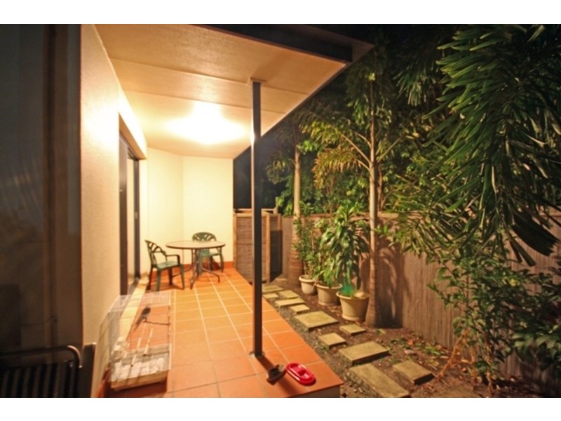 2/120 Pohlman Street, Southport QLD 4215