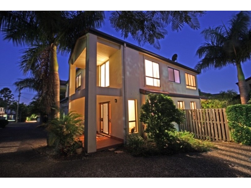 2/120 Pohlman Street, Southport QLD 4215