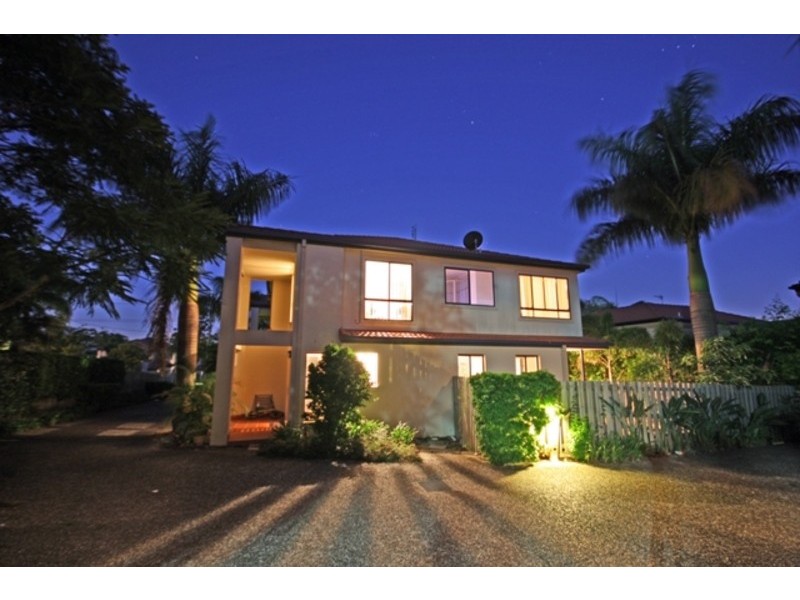 2/120 Pohlman Street, Southport QLD 4215