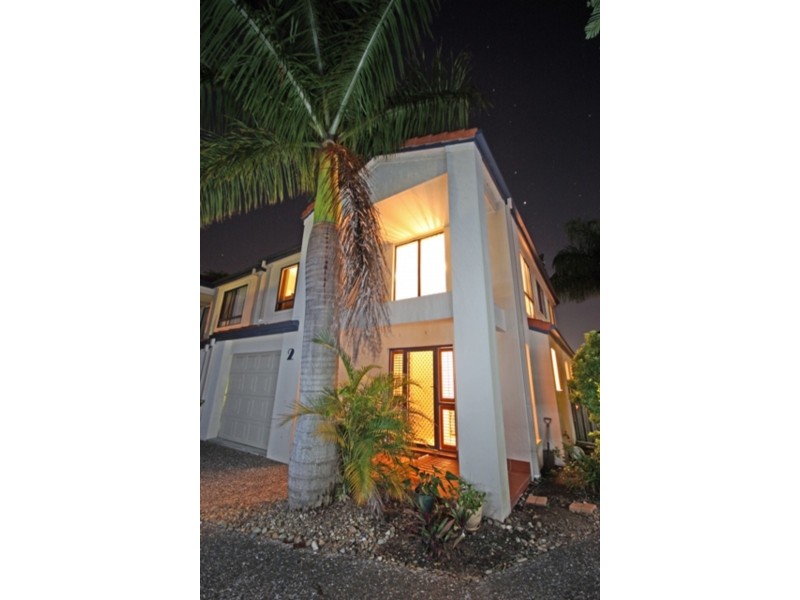 2/120 Pohlman Street, Southport QLD 4215