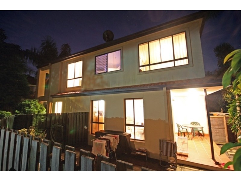 2/120 Pohlman Street, Southport QLD 4215