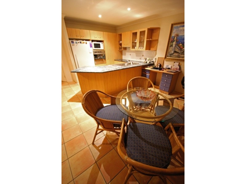 2/120 Pohlman Street, Southport QLD 4215