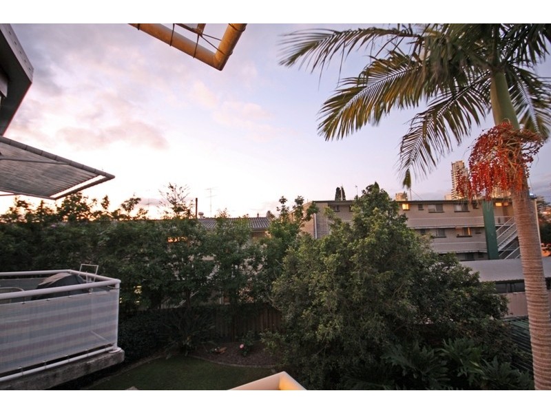 14/15 Weemala Street, Chevron Island QLD 4217