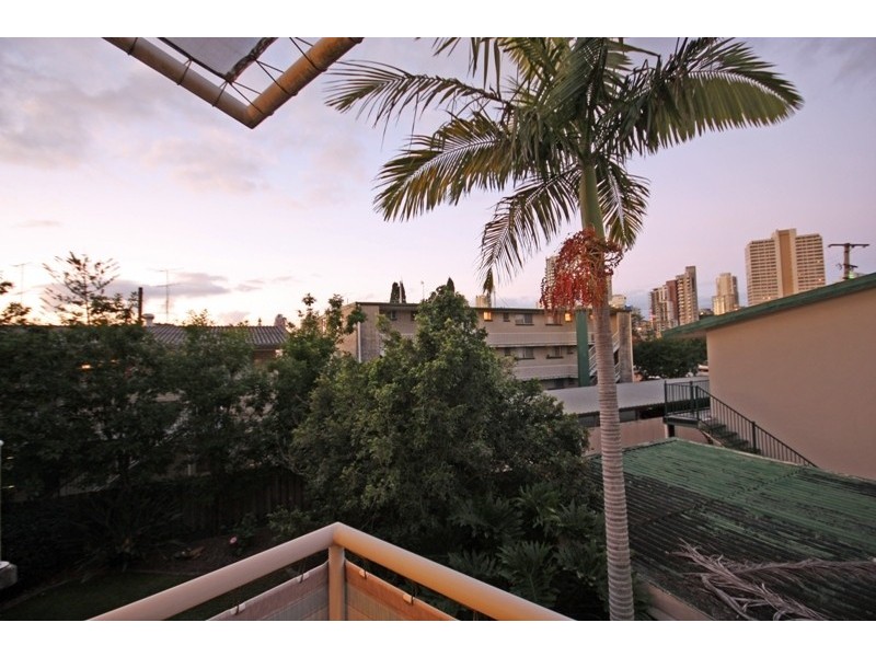14/15 Weemala Street, Chevron Island QLD 4217