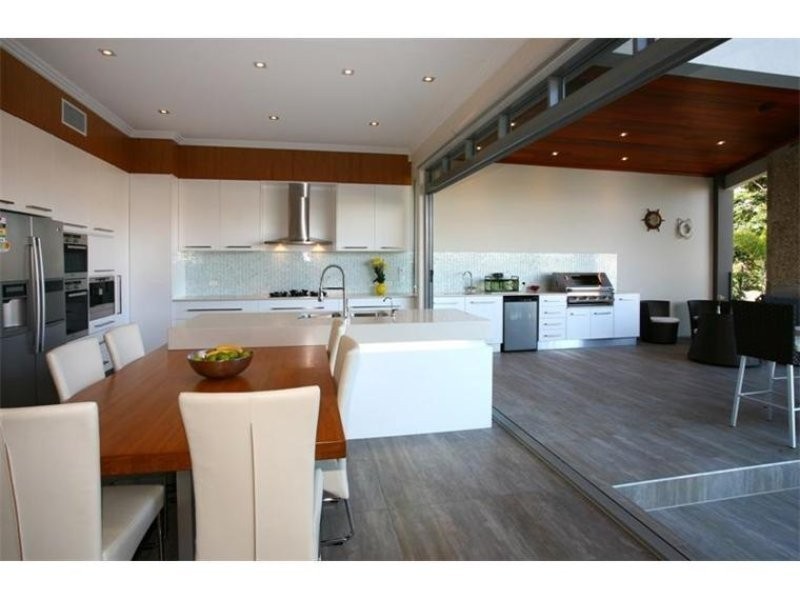 10 St Tropez Terrace, Sorrento QLD 4217