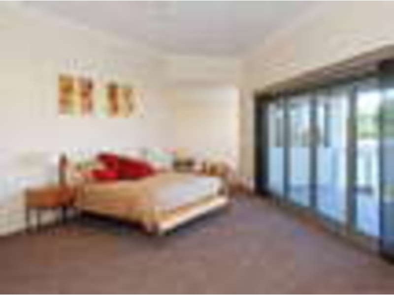 10 St Tropez Terrace, Sorrento QLD 4217