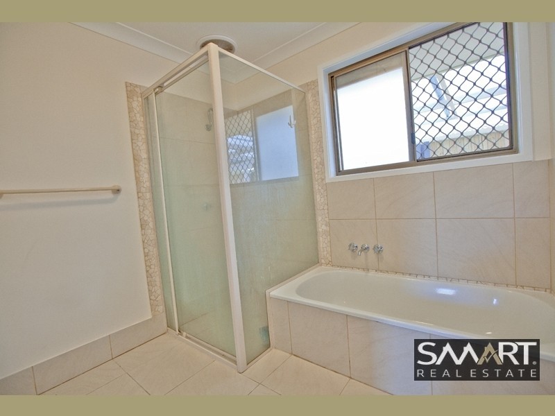 1/4 Jessica Court, Arundel QLD 4214