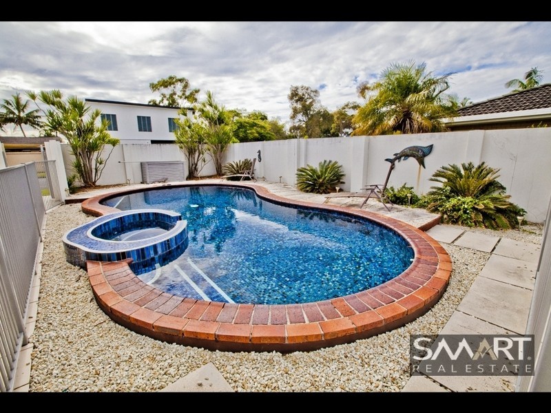 10 Boomerang Crescent, Sorrento QLD 4217