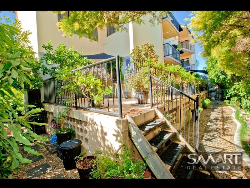 3/24-26 Parneno Street, Chevron Island QLD 4217