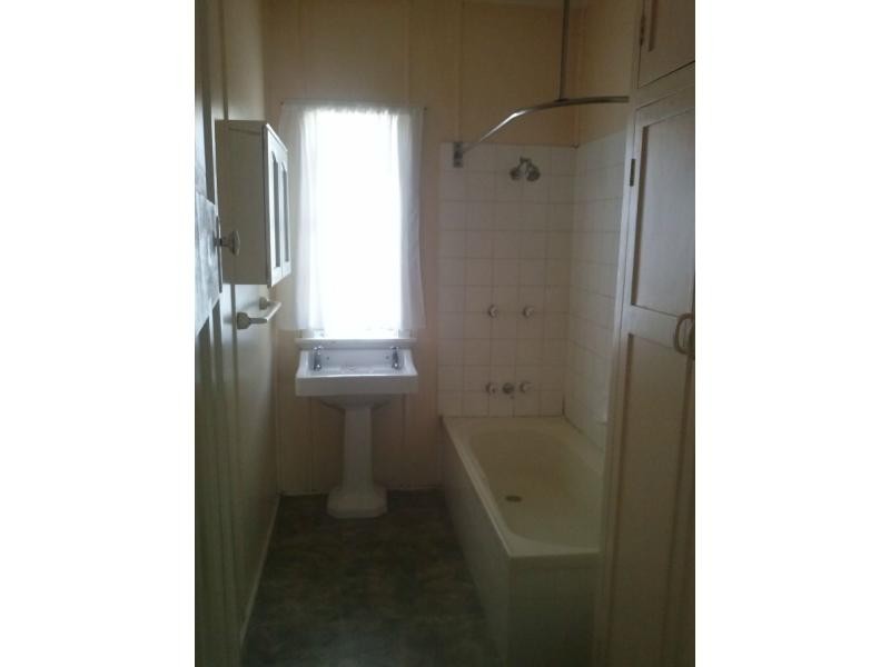 27 Pemberton Street, Booval QLD 4304