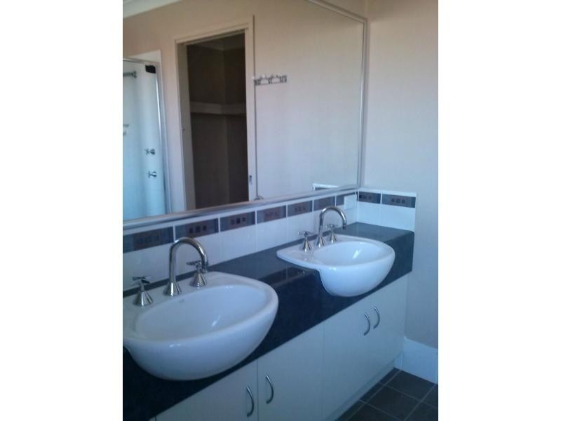 6 Sandhurst Place, Brassall QLD 4305
