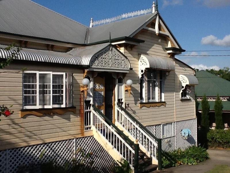 6 Blackstone Road, Newtown QLD 4305