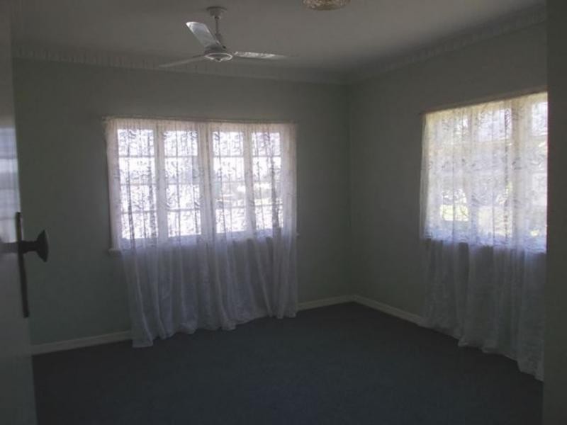 37 Brisbane Road, Newtown QLD 4305