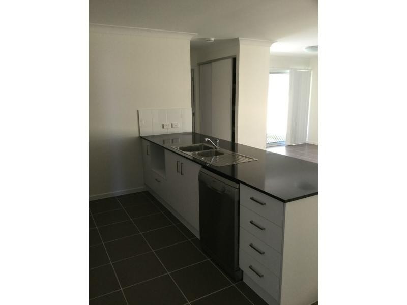 2/15 Kains Avenue, Brassall QLD 4305