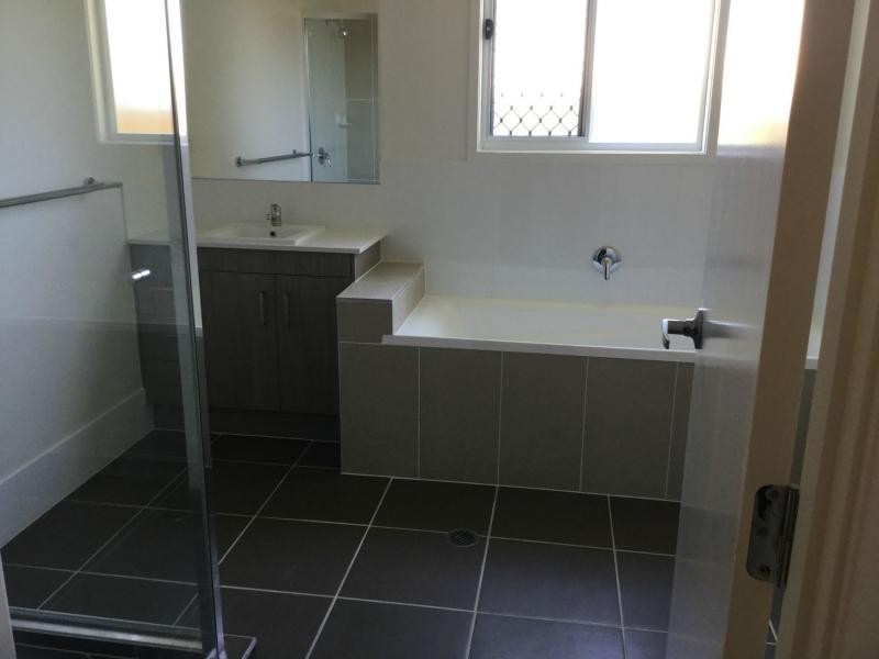 2/15 Kains Avenue, Brassall QLD 4305