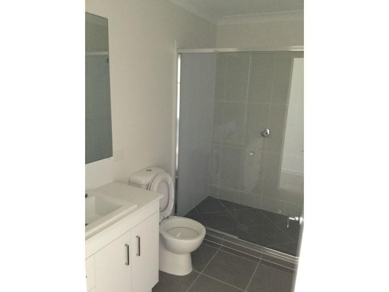 2/3 Silky Oak Street, Ripley QLD 4306