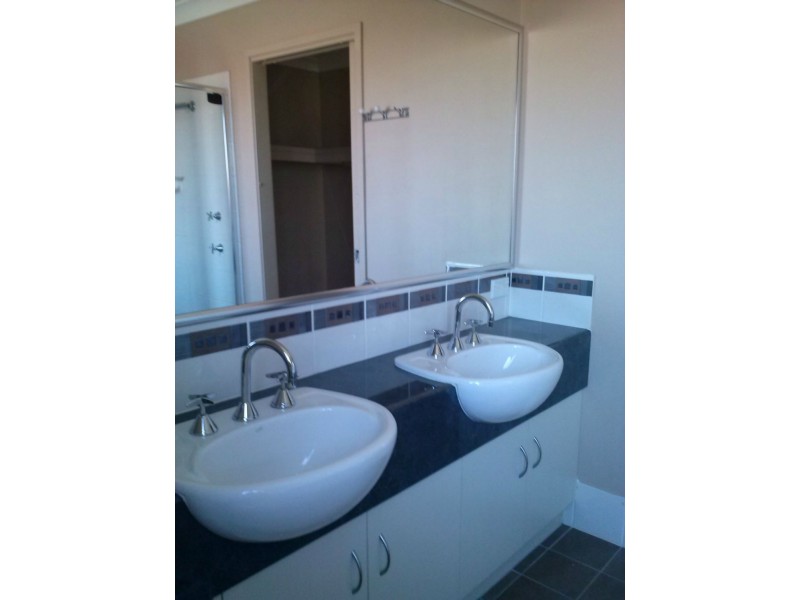 6 Sandhurst Place, Brassall QLD 4305