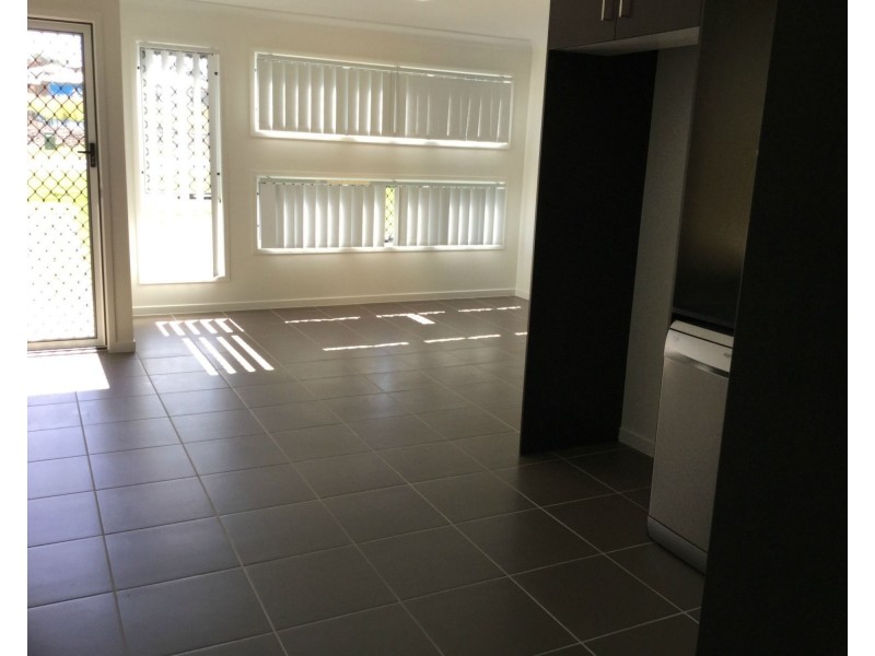 2/15 Kains Avenue, Brassall QLD 4305