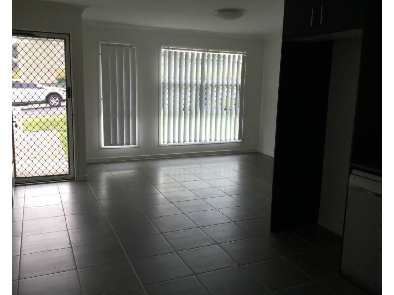 2/3 Kains Avenue, Brassall QLD 4305