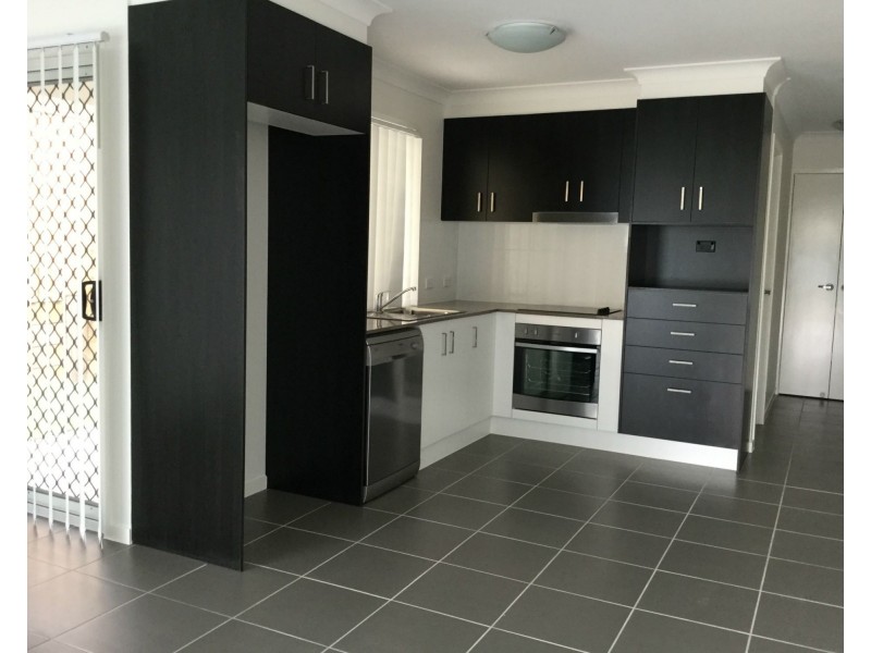 2/3 Kains Avenue, Brassall QLD 4305