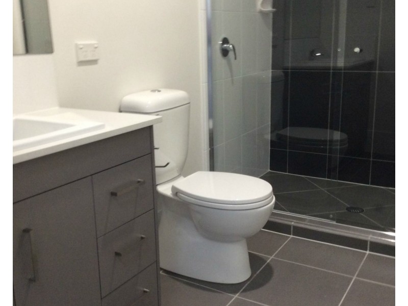 2/3 Kains Avenue, Brassall QLD 4305