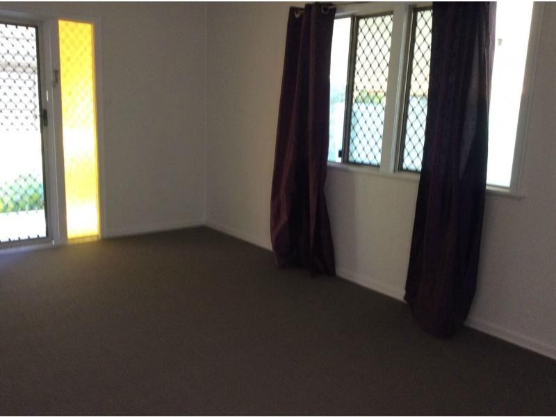 2 Whitehead Street, Eastern Heights QLD 4305
