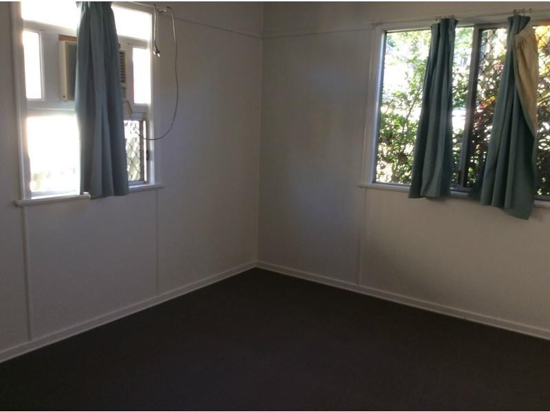 2 Whitehead Street, Eastern Heights QLD 4305
