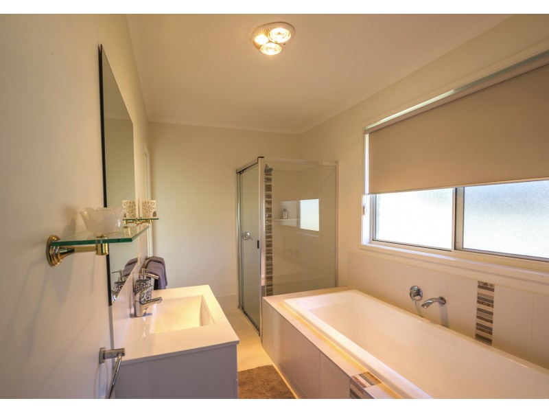 8 Wallace Close, Coes Creek QLD 4560