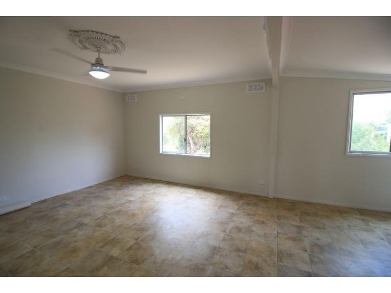 8 ELEVENTH Avenue, Home Hill QLD 4806