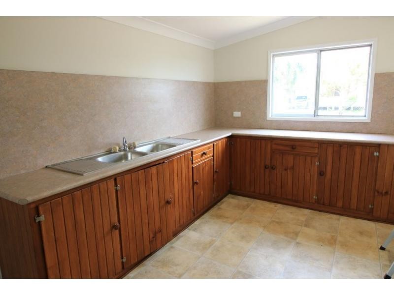 8 ELEVENTH Avenue, Home Hill QLD 4806