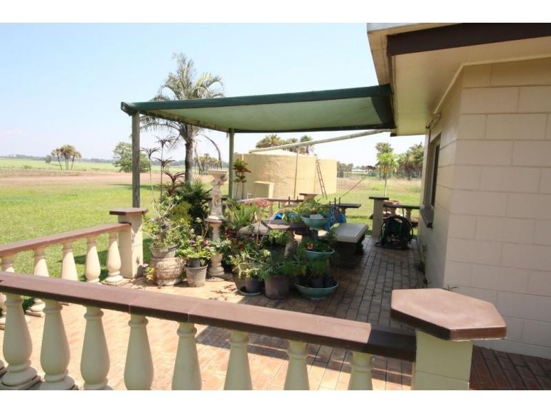 106 RITA ISLAND Road, Jarvisfield QLD 4807