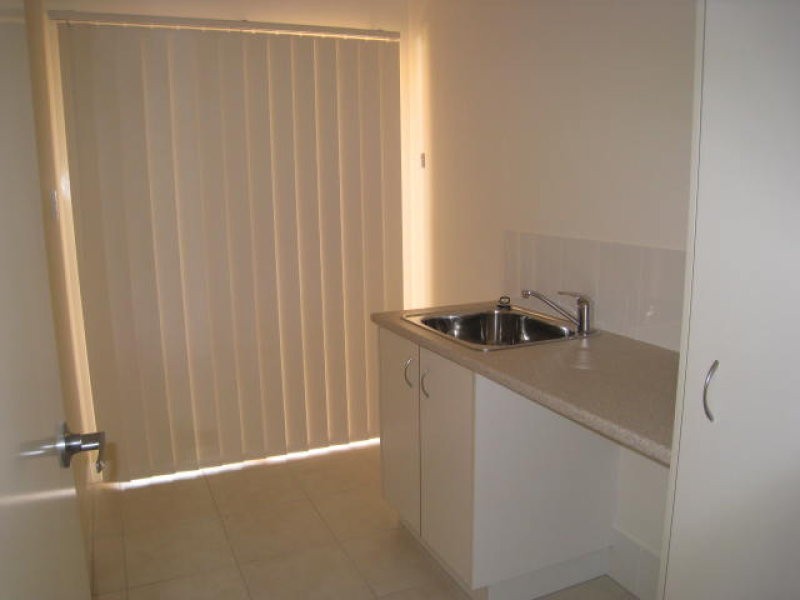 2/47 Queens Road, Kingston QLD 4114