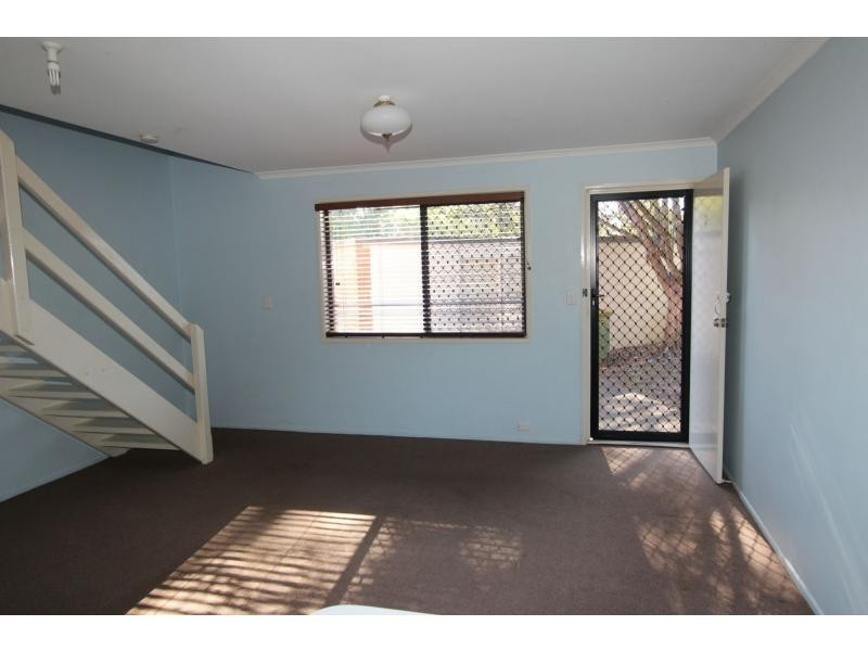 2/9 Cognac Crt, Kingston QLD 4114