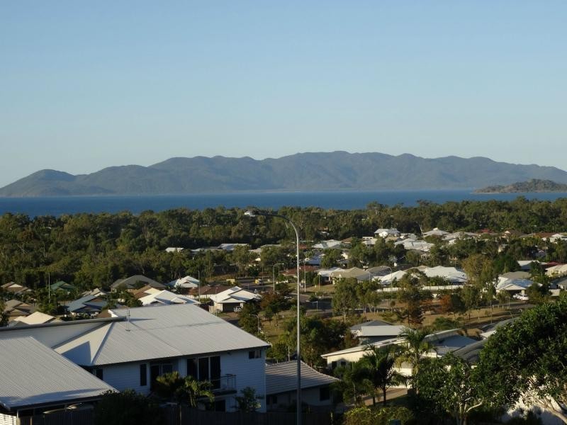 Bushland Beach QLD 4818