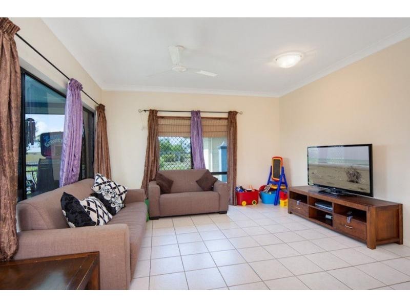 4 Picnic Street, White Rock QLD 4868
