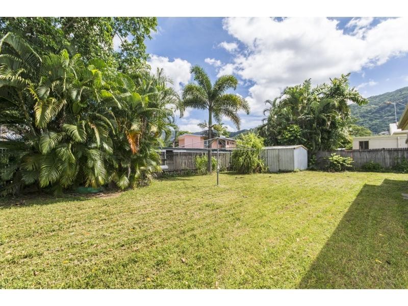 7 Serissa Street, Mooroobool QLD 4870