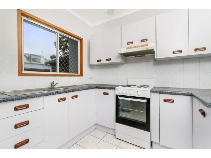 9/462-464 McCoombe Street, Mooroobool QLD 4870