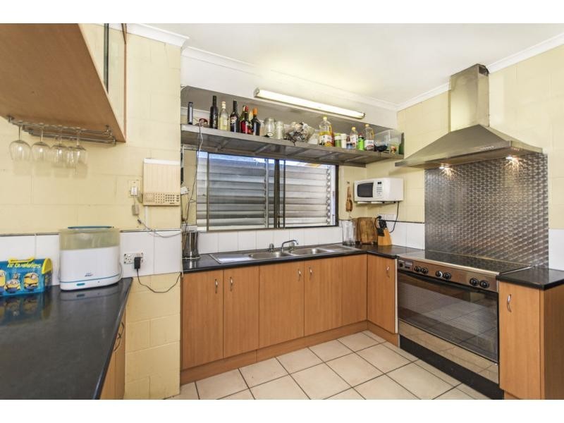 7 Serissa Street, Mooroobool QLD 4870