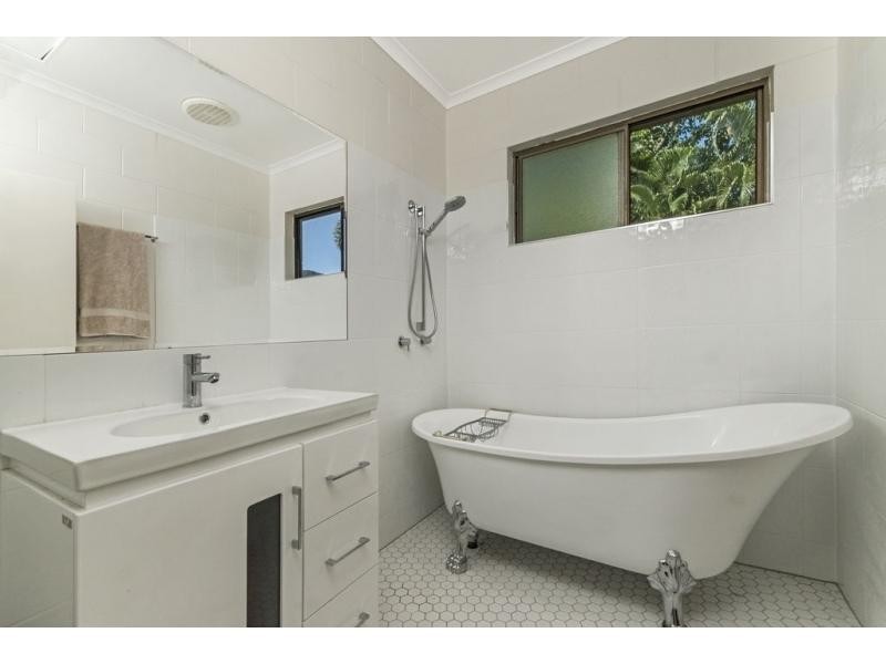 7 Serissa Street, Mooroobool QLD 4870