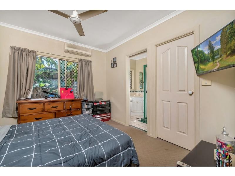 4 Trappes Court, Mooroobool QLD 4870