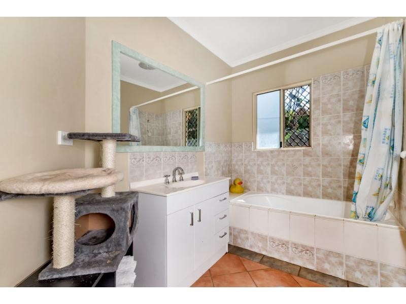 4 Trappes Court, Mooroobool QLD 4870