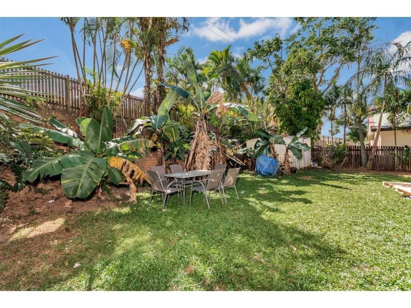 4 Trappes Court, Mooroobool QLD 4870