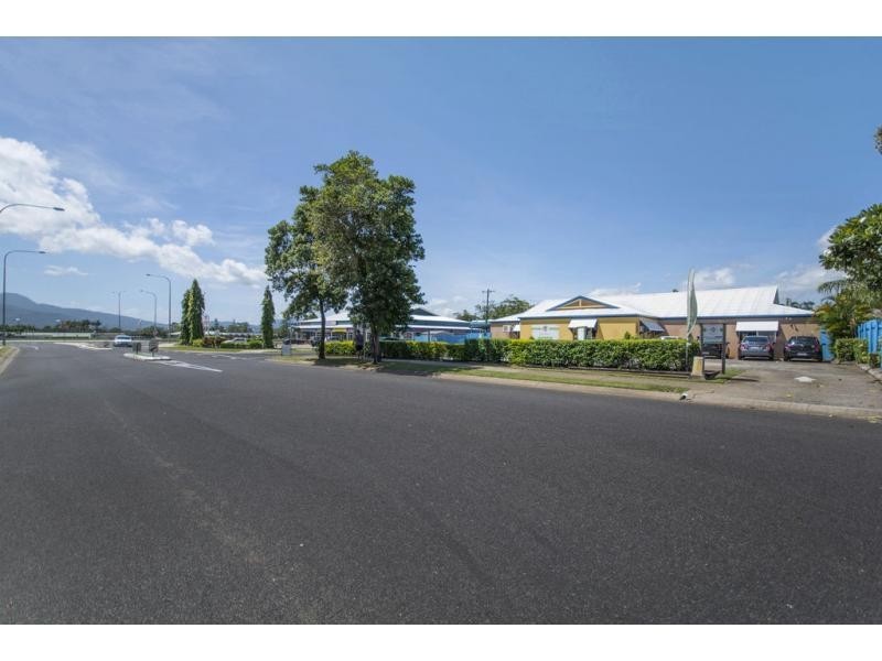 2/5 Charlotte Close, Woree QLD 4868